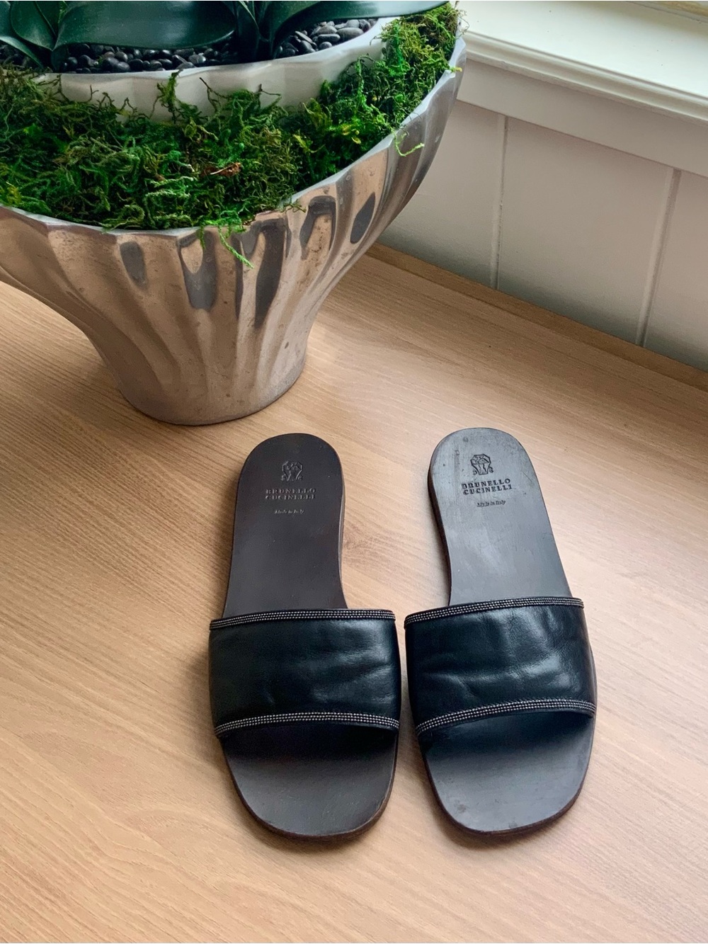 BRUNELLO CUCINELLI BLACK LEATHER SLIDE SANDALS WITH MONILI 38.5